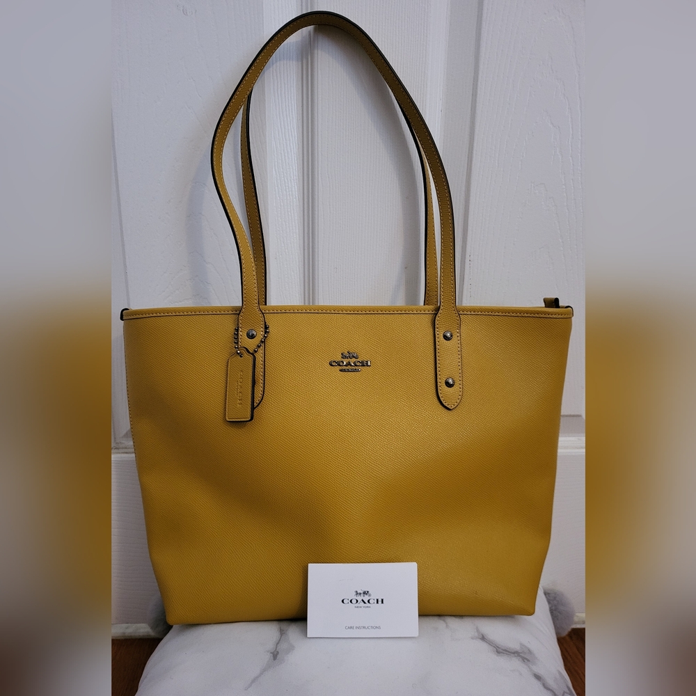 COACH BAG (MUSTARD COLOR) LIKE NEW, EXTREMELY CLEAN!!